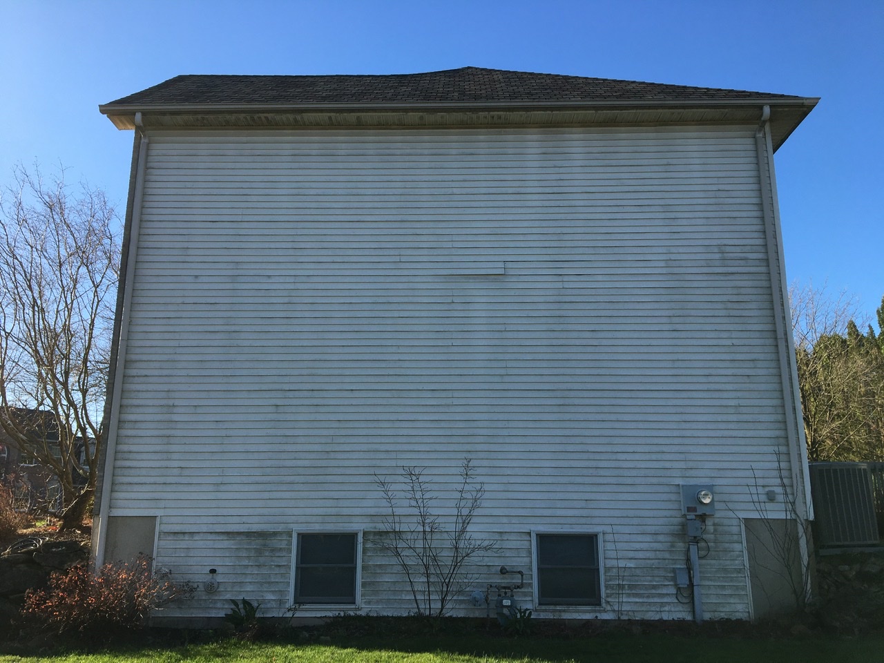 House washing a home in Bethlehem PA with temperatures under 35 degrees  (1)